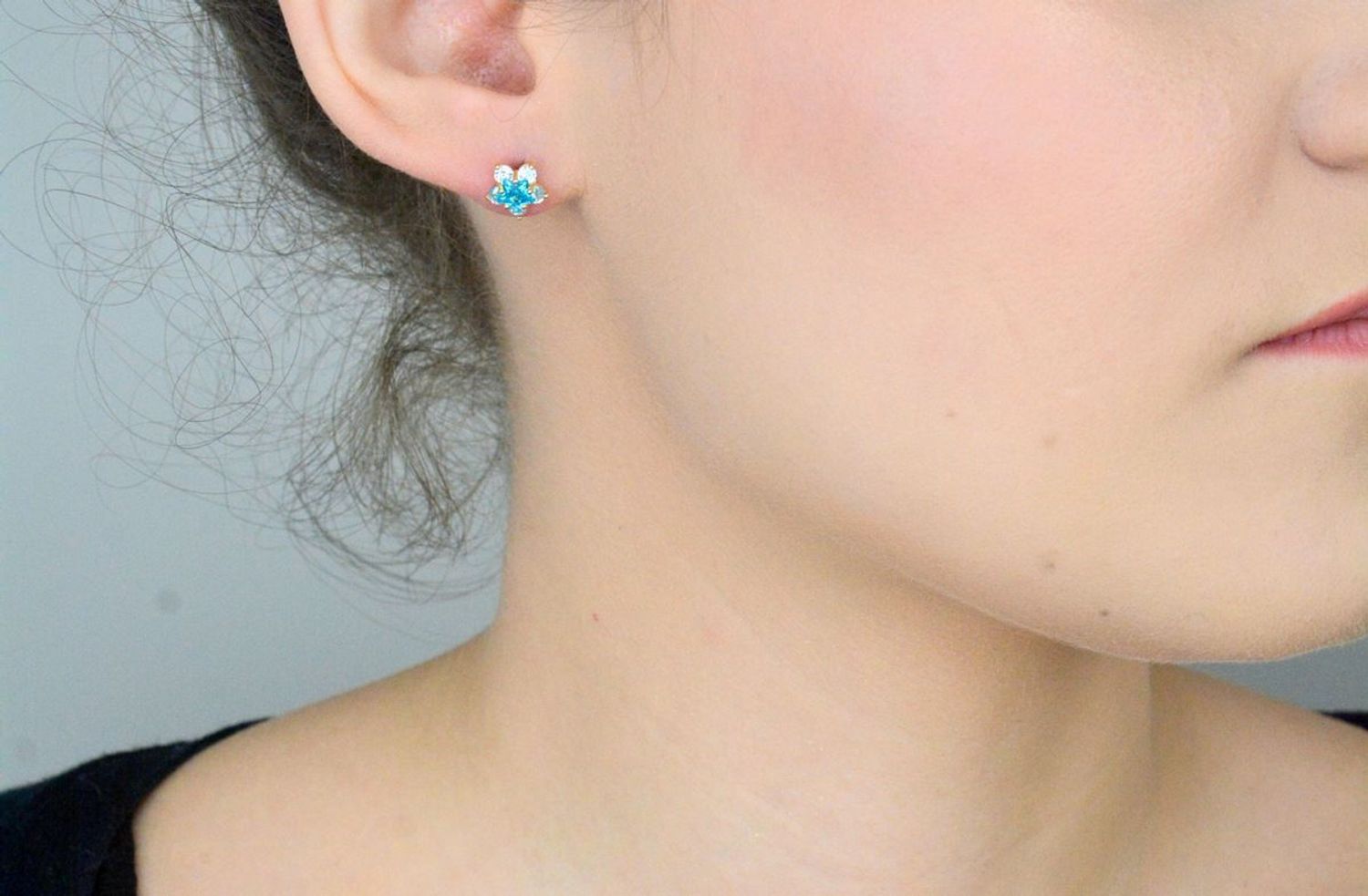 Kolczyki złote 585 kwiatki z niebieską gwiazdką KL 3292A Kolczyki złote 585 kwiatki z niebieską gwiazdką KL 3292A. Subtelny blask 14-karatowego białego złota, próby 585 szlachetnego kruszcu 1.jpg